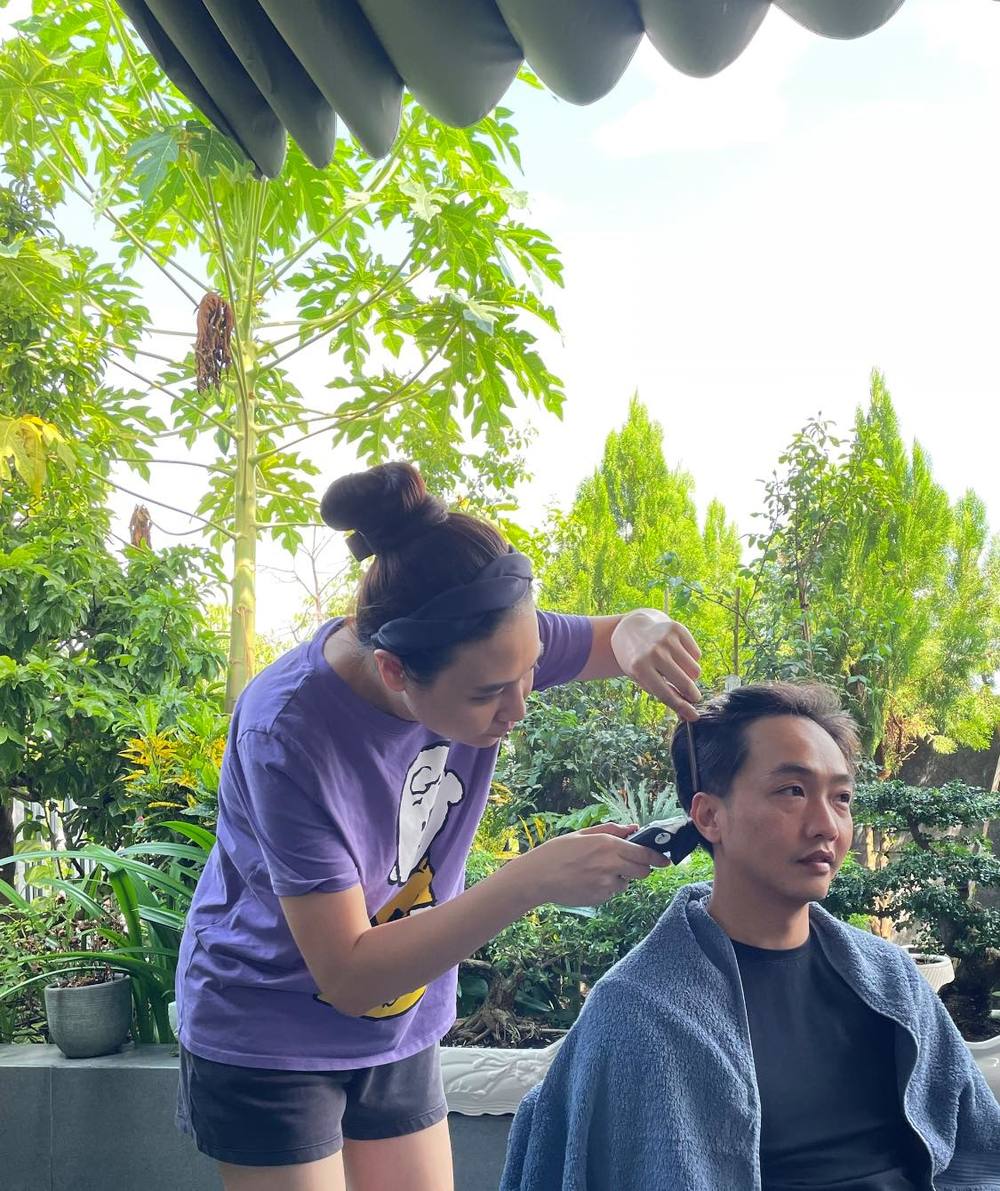Đàm Thu Trang trổ tài 'đảo ngói' cho Cường Đô La và cái kết khiến dân tình 'bật ngửa' 2 Đàm Thu Trang trổ tài 'đảo ngói' cho Cường Đô La và cái kết khiến dân tình 'bật ngửa' 2