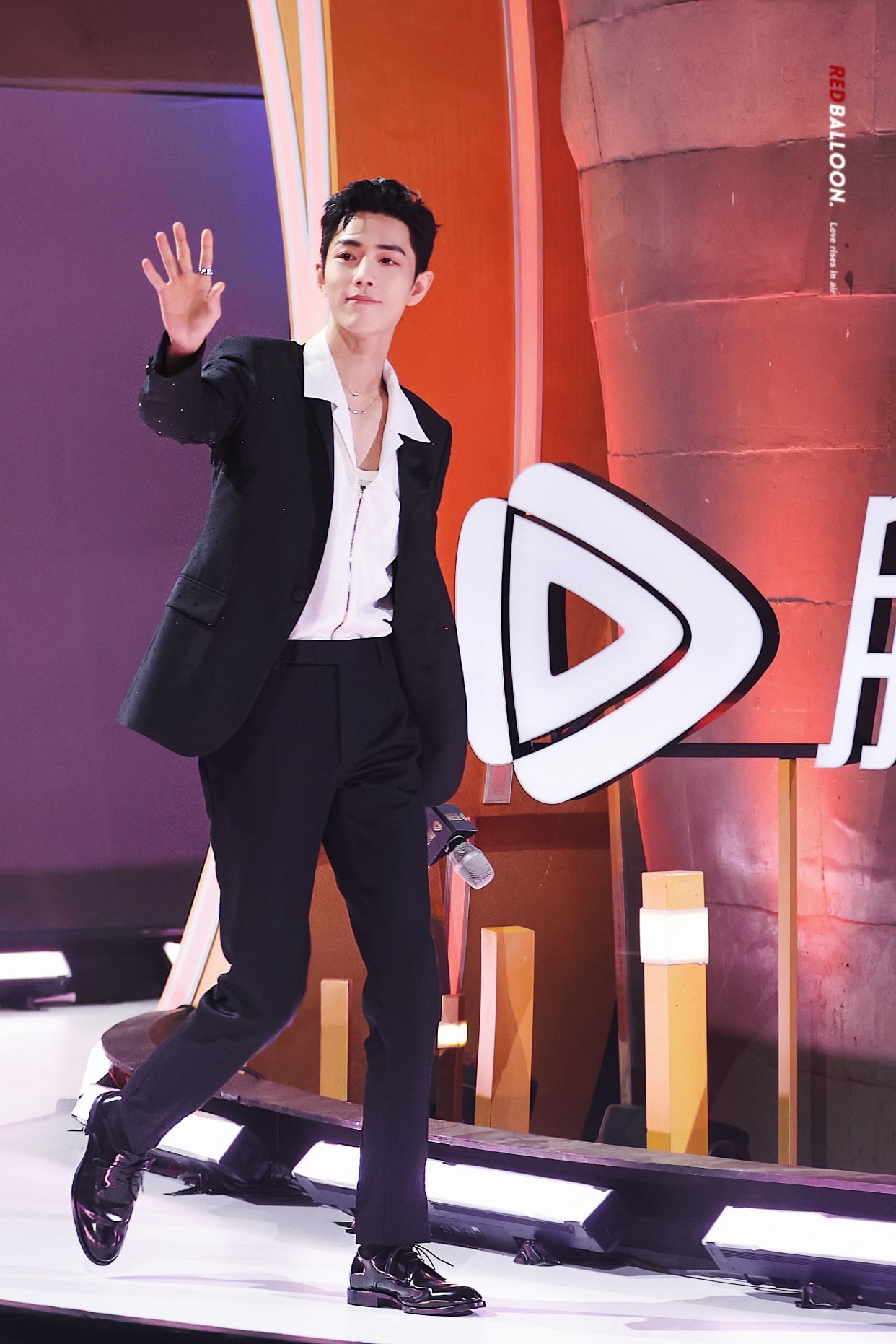 Tiêu Chiến chuẩn 'idol nhà người ta', ân cần đọc thư của fan ngay tại sân bay - Ảnh 4 Tiêu Chiến chuẩn 'idol nhà người ta', ân cần đọc thư của fan ngay tại sân bay - Ảnh 4