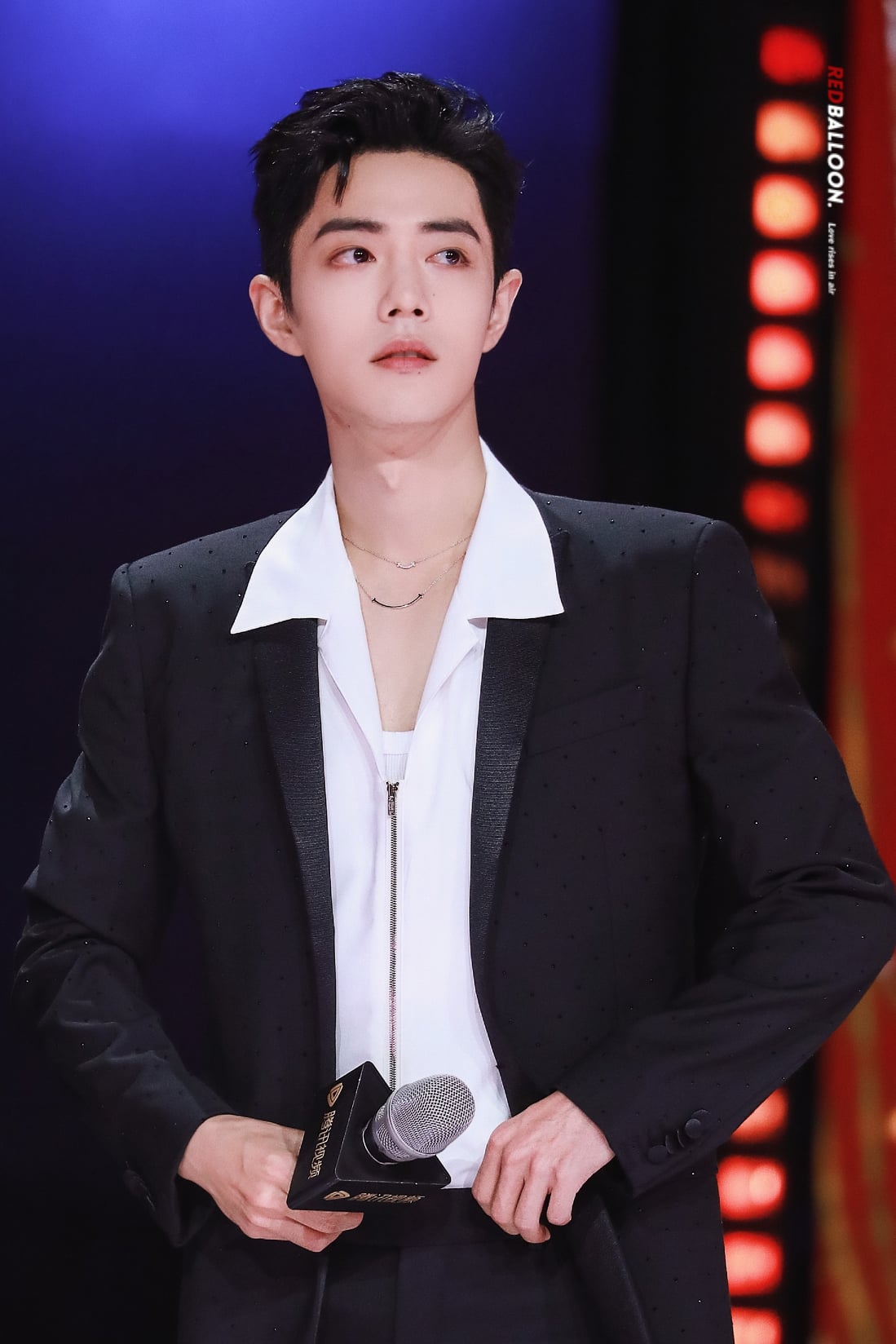 Tiêu Chiến chuẩn 'idol nhà người ta', ân cần đọc thư của fan ngay tại sân bay - Ảnh 3 Tiêu Chiến chuẩn 'idol nhà người ta', ân cần đọc thư của fan ngay tại sân bay - Ảnh 3