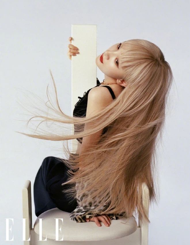 Cùng 'đảo ngói' với kiểu tóc vàng, mái ngố: Dương Mịch - Taeyeon ai lột xác ngoạn mục hơn? - Ảnh 4 Cùng 'đảo ngói' với kiểu tóc vàng, mái ngố: Dương Mịch - Taeyeon ai lột xác ngoạn mục hơn? - Ảnh 4