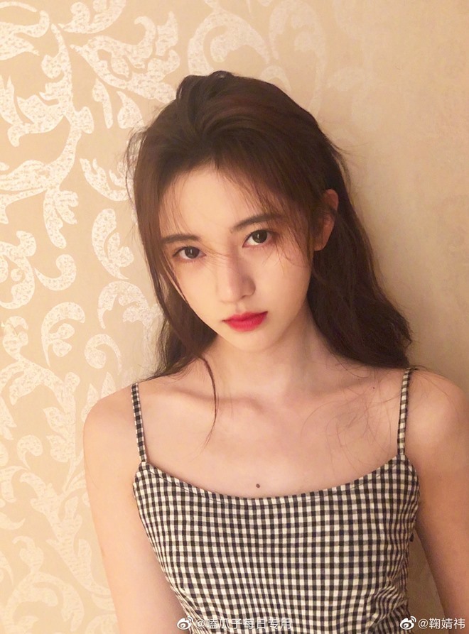 Váy áo mong manh chứng minh bờ vai vuông góc chuẩn 'hàng real' của Cúc Tịnh Y 10 Váy áo mong manh chứng minh bờ vai vuông góc chuẩn 'hàng real' của Cúc Tịnh Y 10