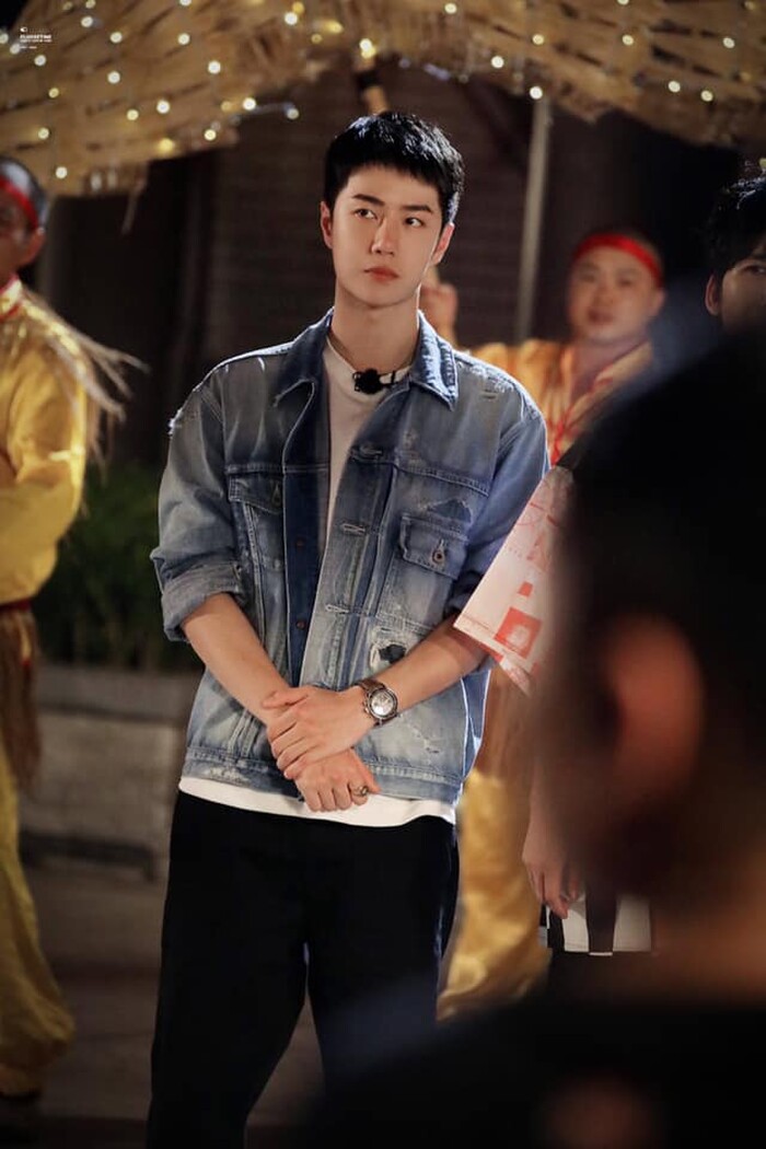 Vương Nhất Bác - 'chiếc idol' đỉnh lưu: Nắng 40 độ fan vẫn vây kín điểm quay từ sáng đến đêm, nô nức như mở concert 9 Vương Nhất Bác - 'chiếc idol' đỉnh lưu: Nắng 40 độ fan vẫn vây kín điểm quay từ sáng đến đêm, nô nức như mở concert 9