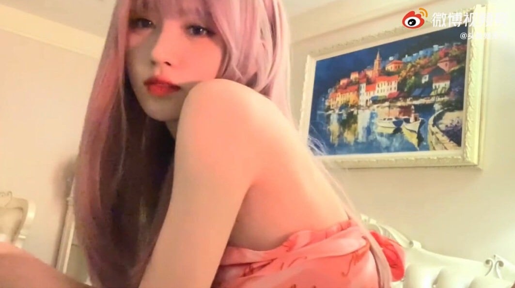 Cúc Tịnh Y hóa bad girl với mái tóc hồng,  netizen vẫn chê 'không có khí chất minh tinh' 5