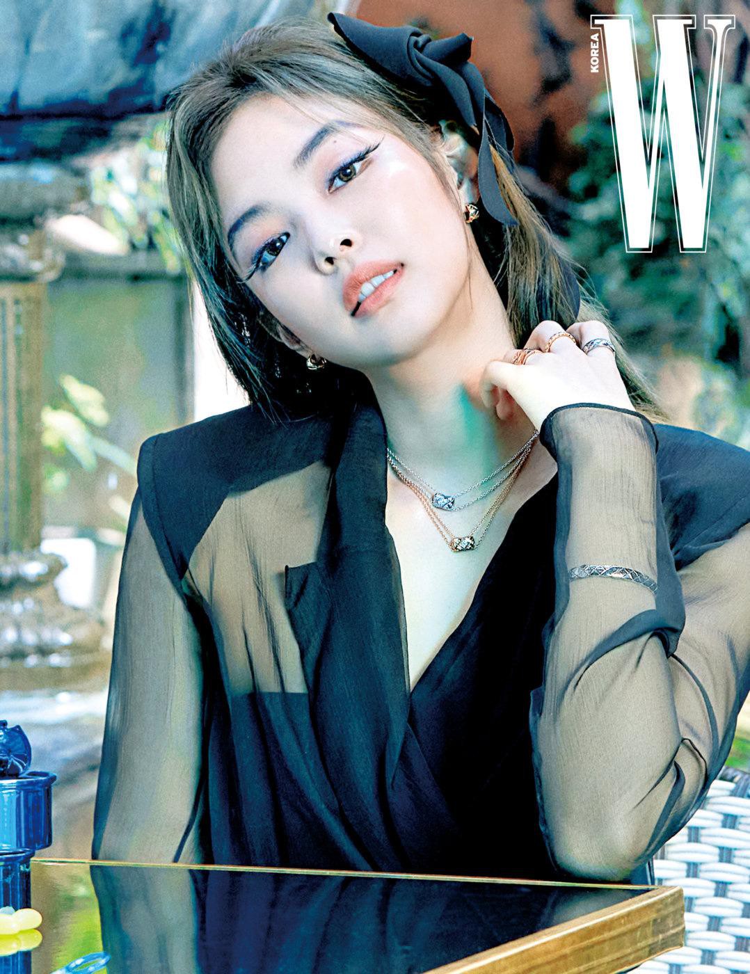 BLACKPINK lần lượt đọ sắc trên bìa W: Rosé, Jennie, Jisoo đẹp mơ màng, qua Lisa thấy 'sốc' hẳn 2 BLACKPINK lần lượt đọ sắc trên bìa W: Rosé, Jennie, Jisoo đẹp mơ màng, qua Lisa thấy 'sốc' hẳn 2