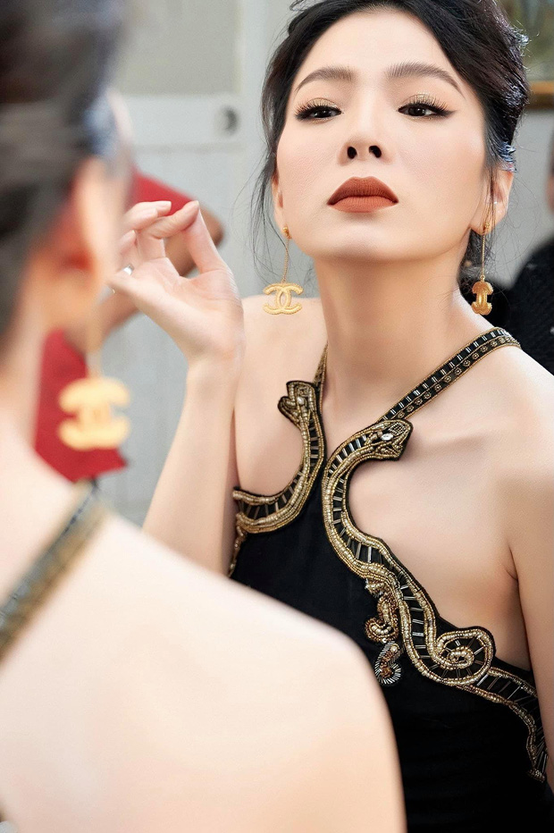 Lệ Quyên lộng lẫy tựa thiên nga đen, nhưng không quên diện váy mỏng tang khoe vòng 1 nức nở 6 Lệ Quyên lộng lẫy tựa thiên nga đen, nhưng không quên diện váy mỏng tang khoe vòng 1 nức nở 6