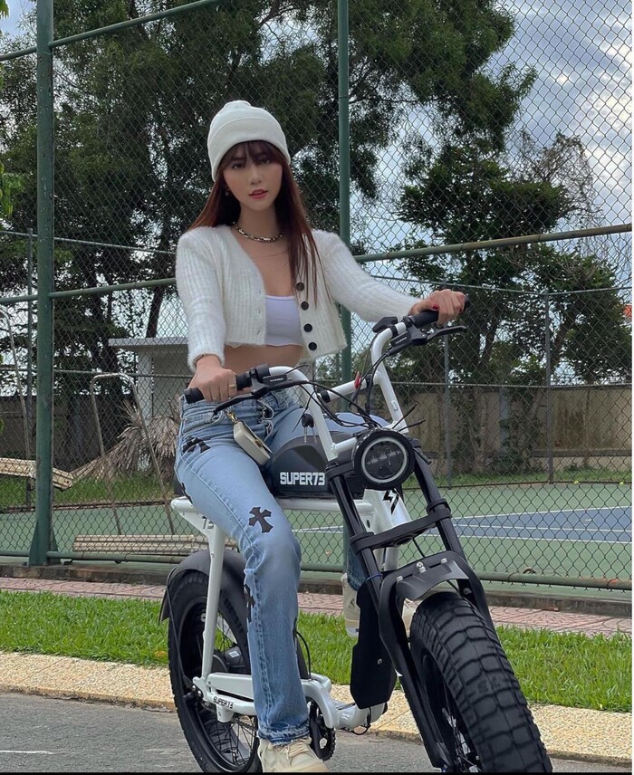 Ngọc Trinh tung ảnh mới: 'Nắng chảy mỡ' vẫn trưng trổ đồ len, vòng 1 nhức nhối đã cứu vãn tất cả - Ảnh 1 Ngọc Trinh tung ảnh mới: 'Nắng chảy mỡ' vẫn trưng trổ đồ len, vòng 1 nhức nhối đã cứu vãn tất cả - Ảnh 1