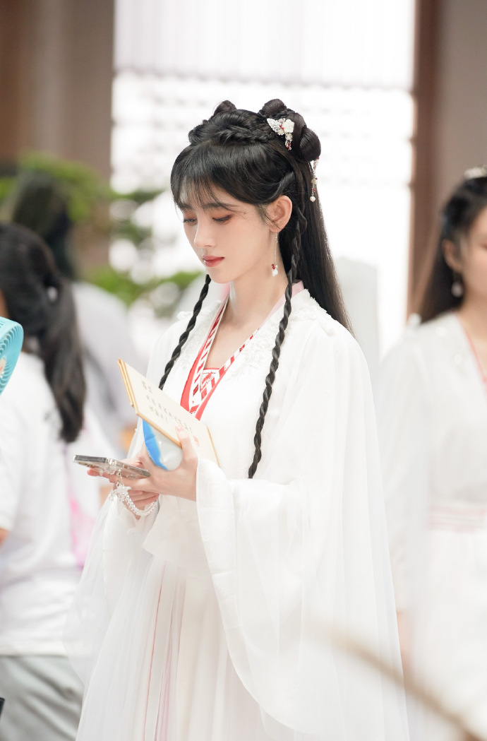 Cúc Tịnh Y tập làm 'yang hồ' ở hậu trường Hoa Nhung, nhưng kiểu tóc 'cute hạt me' có phản chủ quá không? 5