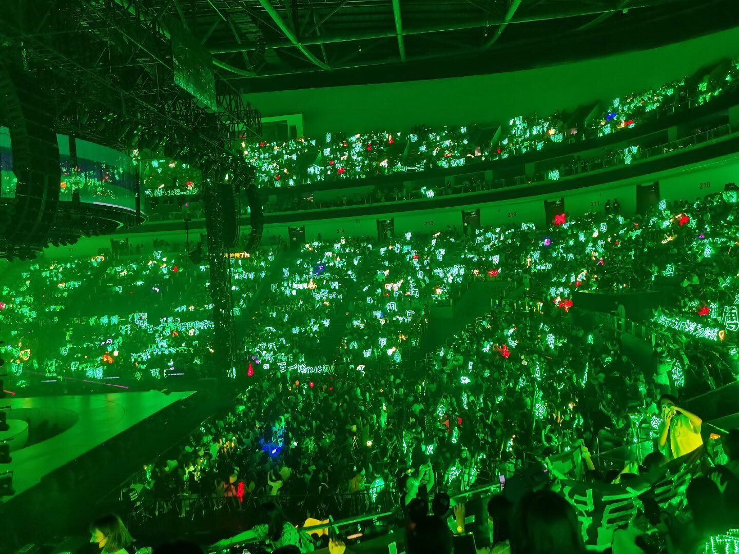 Vương Nhất Bác và 1001 khoảng khắc 'cháy hết mình' tại Yuehua Family Concert 1 Vương Nhất Bác và 1001 khoảng khắc 'cháy hết mình' tại Yuehua Family Concert 1