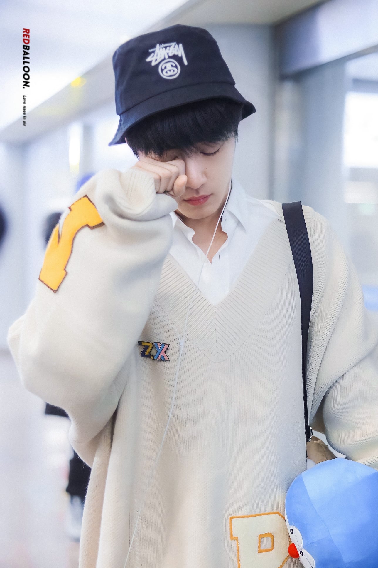 Tiêu Chiến và 1001 khoảnh khắc 'cute hạt me' tại sân bay, cứ đà này thì fan lại 'tiểu đường' mất thôi! 4 Tiêu Chiến và 1001 khoảnh khắc 'cute hạt me' tại sân bay, cứ đà này thì fan lại 'tiểu đường' mất thôi! 4