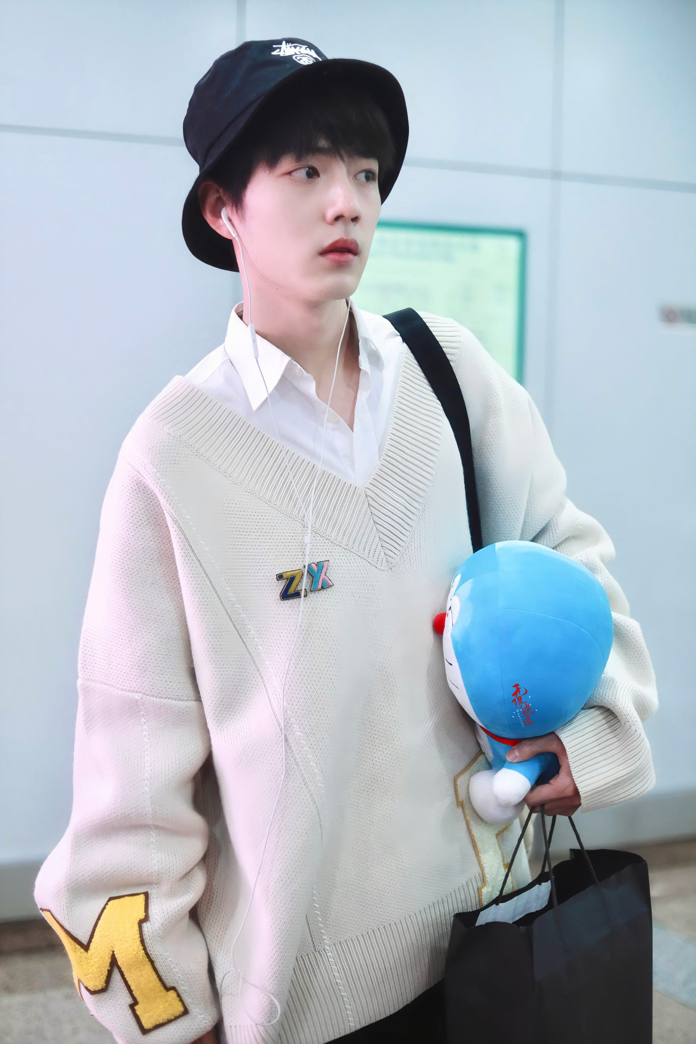 Tiêu Chiến và 1001 khoảnh khắc 'cute hạt me' tại sân bay, cứ đà này thì fan lại 'tiểu đường' mất thôi! 3 Tiêu Chiến và 1001 khoảnh khắc 'cute hạt me' tại sân bay, cứ đà này thì fan lại 'tiểu đường' mất thôi! 3