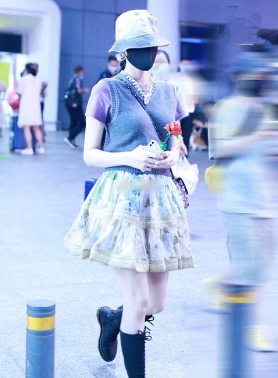 Kệ ai biến đường băng thành sàn diễn, Cổ Lực Na Trát vẫn tôn thờ chủ nghĩa quê 'một cục' 6 Kệ ai biến đường băng thành sàn diễn, Cổ Lực Na Trát vẫn tôn thờ chủ nghĩa quê 'một cục' 6