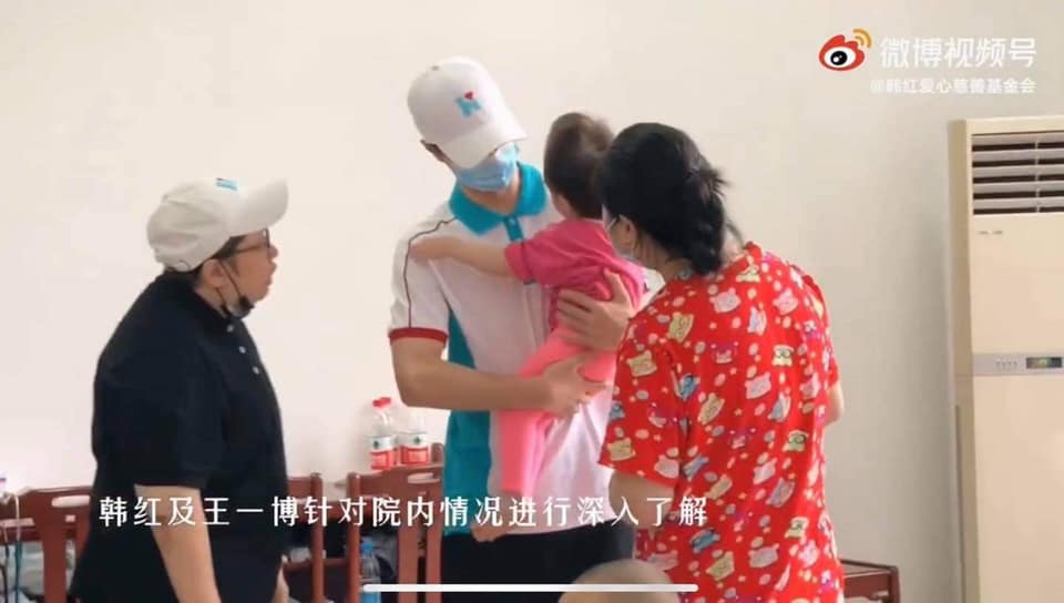 Netizen tặng 'mưa lời khen' cho Vương Nhất Bác trước hành động xuống tận tiền tuyến từ thiện - Ảnh 4 Netizen tặng 'mưa lời khen' cho Vương Nhất Bác trước hành động xuống tận tiền tuyến từ thiện - Ảnh 4