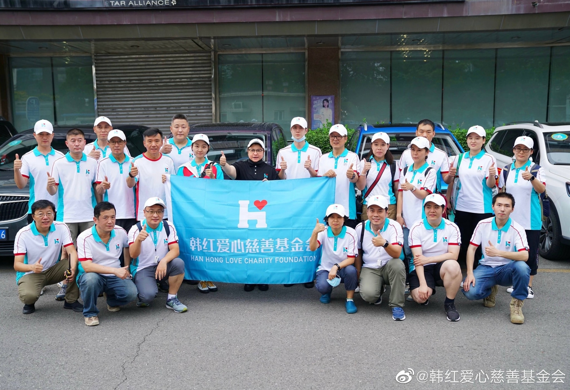 Netizen tặng 'mưa lời khen' cho Vương Nhất Bác trước hành động xuống tận tiền tuyến từ thiện - Ảnh 2