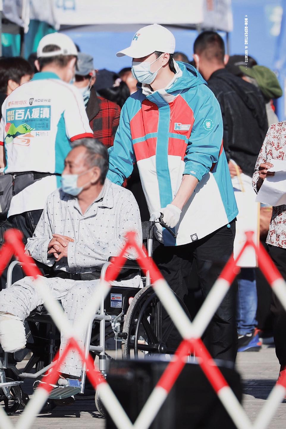 Netizen tặng 'mưa lời khen' cho Vương Nhất Bác trước hành động xuống tận tiền tuyến từ thiện - Ảnh 7