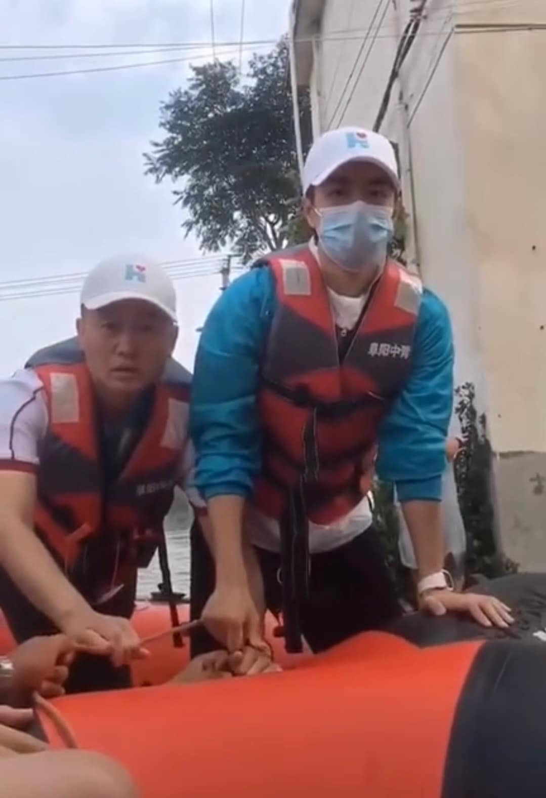 Vương Nhất Bác và loạt khoảnh khắc đẹp trong chuyến cứu trợ Hà Nam: Chào mừng dũng sĩ nhỏ bình an trở về 19 Vương Nhất Bác và loạt khoảnh khắc đẹp trong chuyến cứu trợ Hà Nam: Chào mừng dũng sĩ nhỏ bình an trở về 19