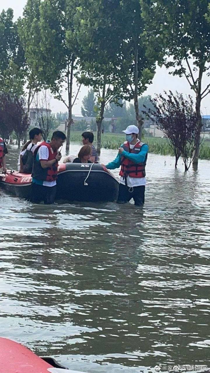 Vương Nhất Bác và loạt khoảnh khắc đẹp trong chuyến cứu trợ Hà Nam: Chào mừng dũng sĩ nhỏ bình an trở về 18 Vương Nhất Bác và loạt khoảnh khắc đẹp trong chuyến cứu trợ Hà Nam: Chào mừng dũng sĩ nhỏ bình an trở về 18