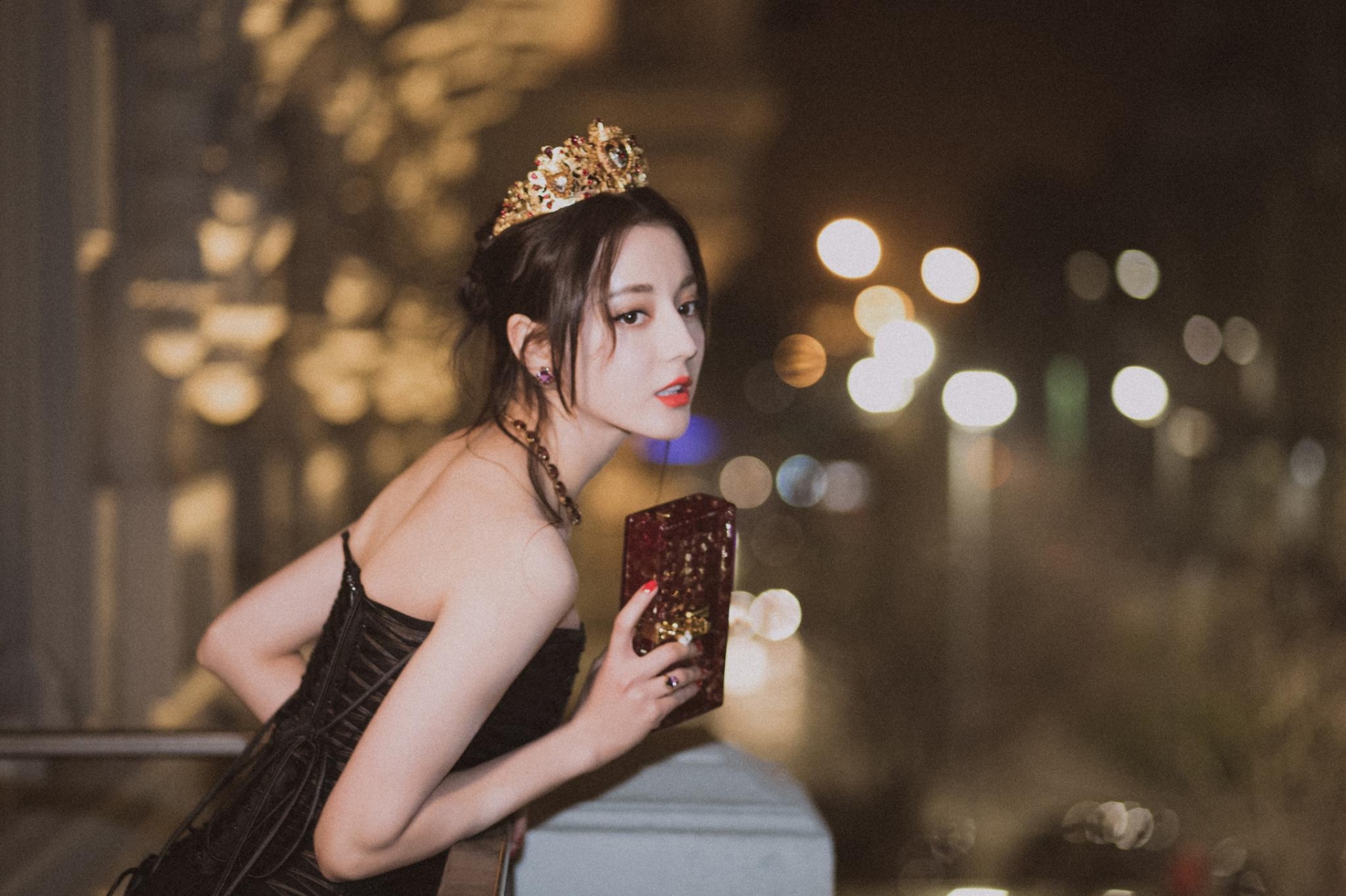 Những tạo hình kinh diễm nhất mọi thời đại của Địch Lệ Nhiệt Ba, đến anti cũng phải 'cứng họng' công nhận 2 Những tạo hình kinh diễm nhất mọi thời đại của Địch Lệ Nhiệt Ba, đến anti cũng phải 'cứng họng' công nhận 2