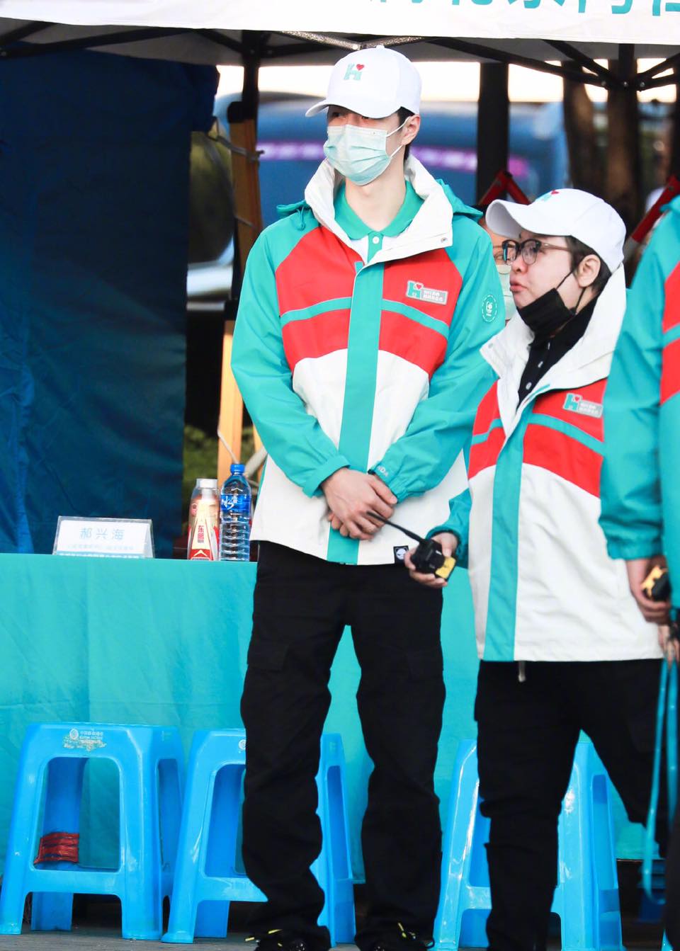 Cùng đi cứu trợ, nhưng tại sao Ngô Kinh được dân tình hết lời khen ngợi, còn Vương Nhất Bác lại bị chê 'làm màu'? - Ảnh 1