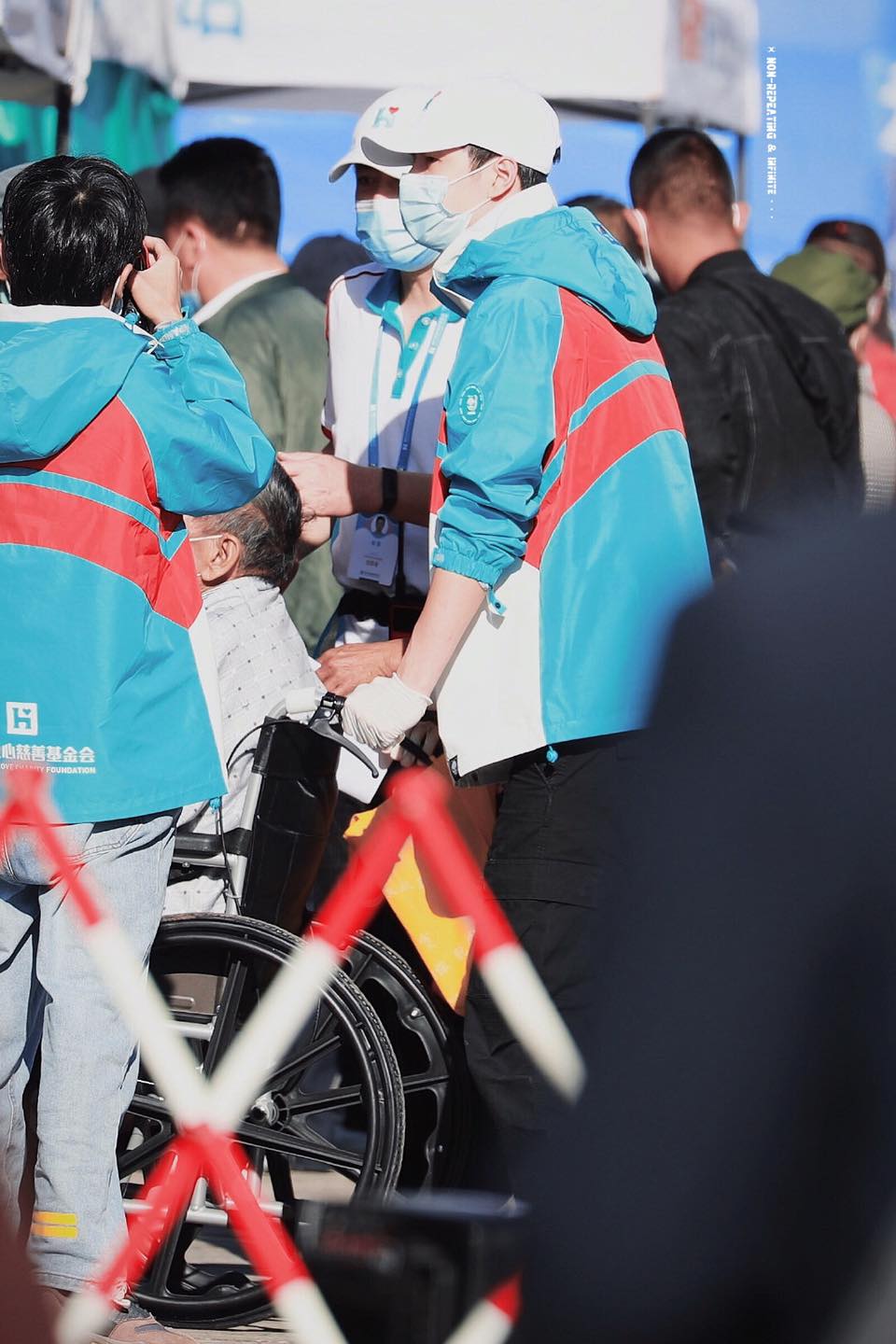 Cùng đi cứu trợ, nhưng tại sao Ngô Kinh được dân tình hết lời khen ngợi, còn Vương Nhất Bác lại bị chê 'làm màu'? - Ảnh 8