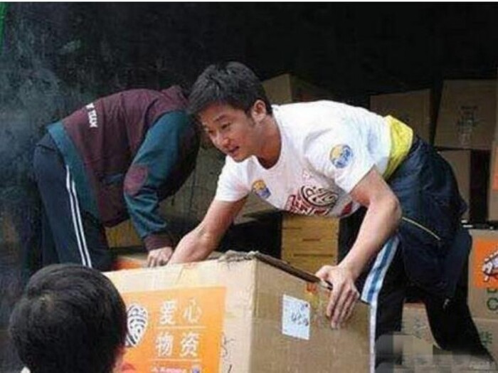 Cùng đi cứu trợ, nhưng tại sao Ngô Kinh được dân tình hết lời khen ngợi, còn Vương Nhất Bác lại bị chê 'làm màu'? - Ảnh 7