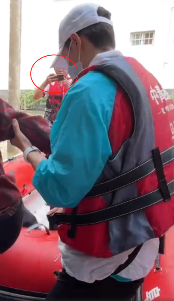 Vương Nhất Bác đi đến đâu cũng đều có camera chụp lại