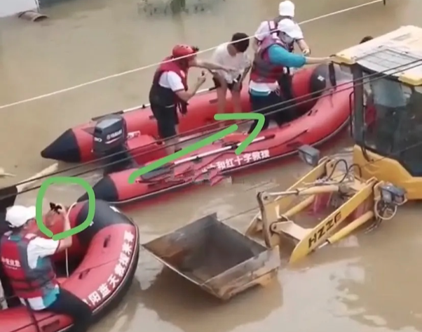 Cùng đi cứu trợ, nhưng tại sao Ngô Kinh được dân tình hết lời khen ngợi, còn Vương Nhất Bác lại bị chê 'làm màu'? - Ảnh 6