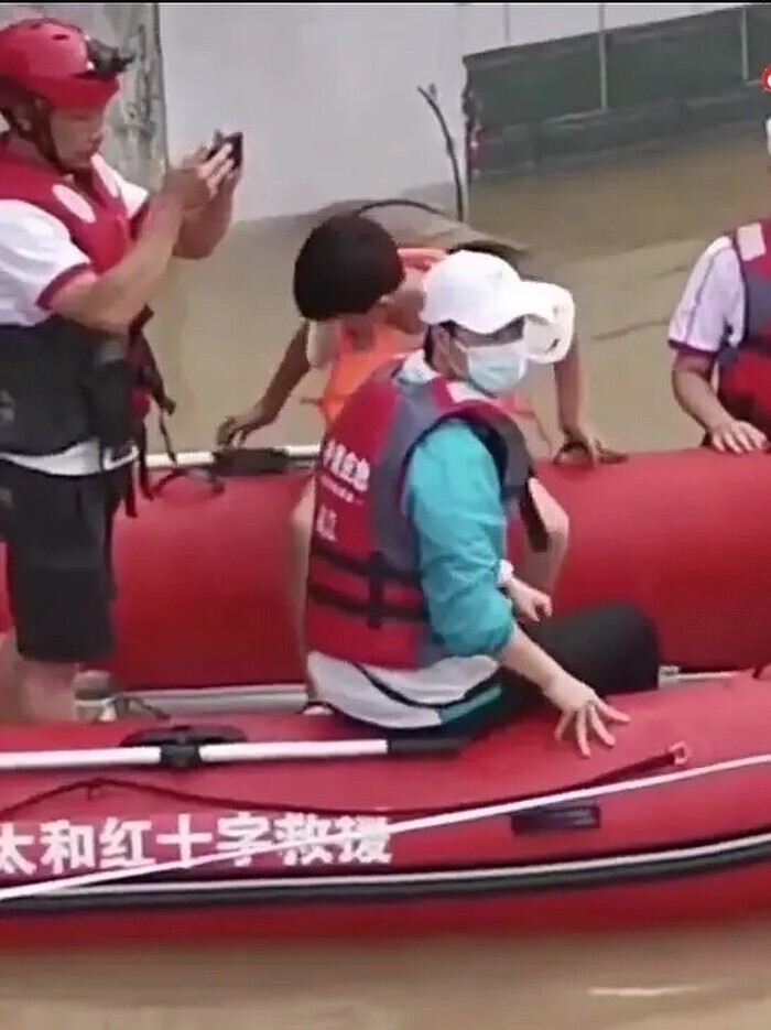 Cùng đi cứu trợ, nhưng tại sao Ngô Kinh được dân tình hết lời khen ngợi, còn Vương Nhất Bác lại bị chê 'làm màu'? - Ảnh 3