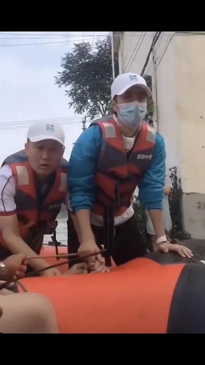 Cùng đi cứu trợ, nhưng tại sao Ngô Kinh được dân tình hết lời khen ngợi, còn Vương Nhất Bác lại bị chê 'làm màu'? - Ảnh 4