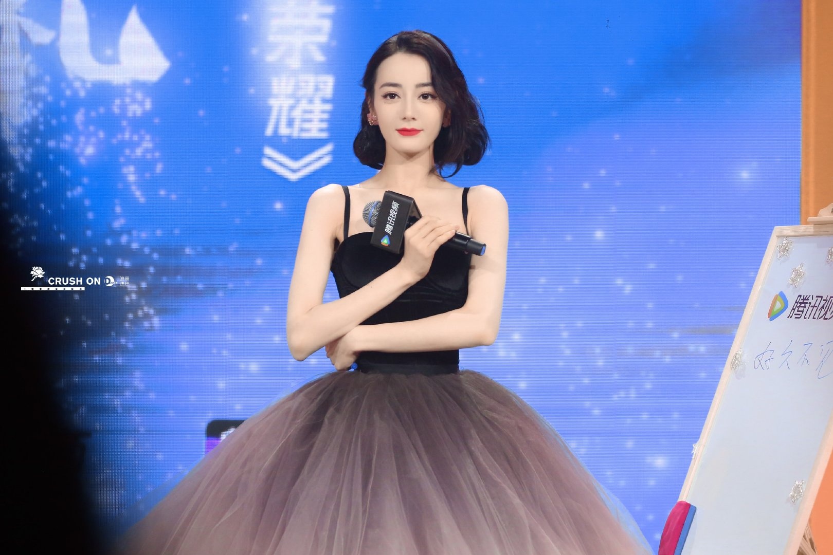 Netizen nên học theo độ thông thái của Địch Lệ Nhiệt Ba: Mua 1 mặc được 2, chả màu mè cũng lên hương ngồn ngộn 2 Netizen nên học theo độ thông thái của Địch Lệ Nhiệt Ba: Mua 1 mặc được 2, chả màu mè cũng lên hương ngồn ngộn 2
