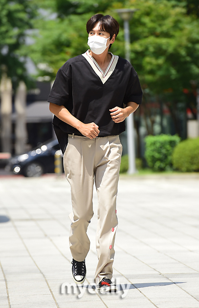 Lee Kwang Soo chính thức lên tiếng về tin đồn 'đập đi xây lại' cả mặt hậu rời Running Man 8 Lee Kwang Soo chính thức lên tiếng về tin đồn 'đập đi xây lại' cả mặt hậu rời Running Man 8