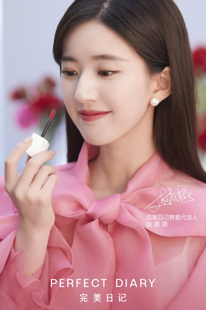 Triệu Lộ Tư đích thị 'nữ hoàng quảng cáo', hễ vào việc là cháy hàng, biểu cảm 'tắc kè hoa' chả chê vào đâu được - Ảnh 3 Triệu Lộ Tư đích thị 'nữ hoàng quảng cáo', hễ vào việc là cháy hàng, biểu cảm 'tắc kè hoa' chả chê vào đâu được - Ảnh 3