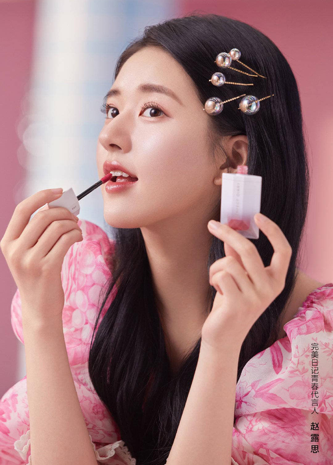 Triệu Lộ Tư đích thị 'nữ hoàng quảng cáo', hễ vào việc là cháy hàng, biểu cảm 'tắc kè hoa' chả chê vào đâu được - Ảnh 2 Triệu Lộ Tư đích thị 'nữ hoàng quảng cáo', hễ vào việc là cháy hàng, biểu cảm 'tắc kè hoa' chả chê vào đâu được - Ảnh 2