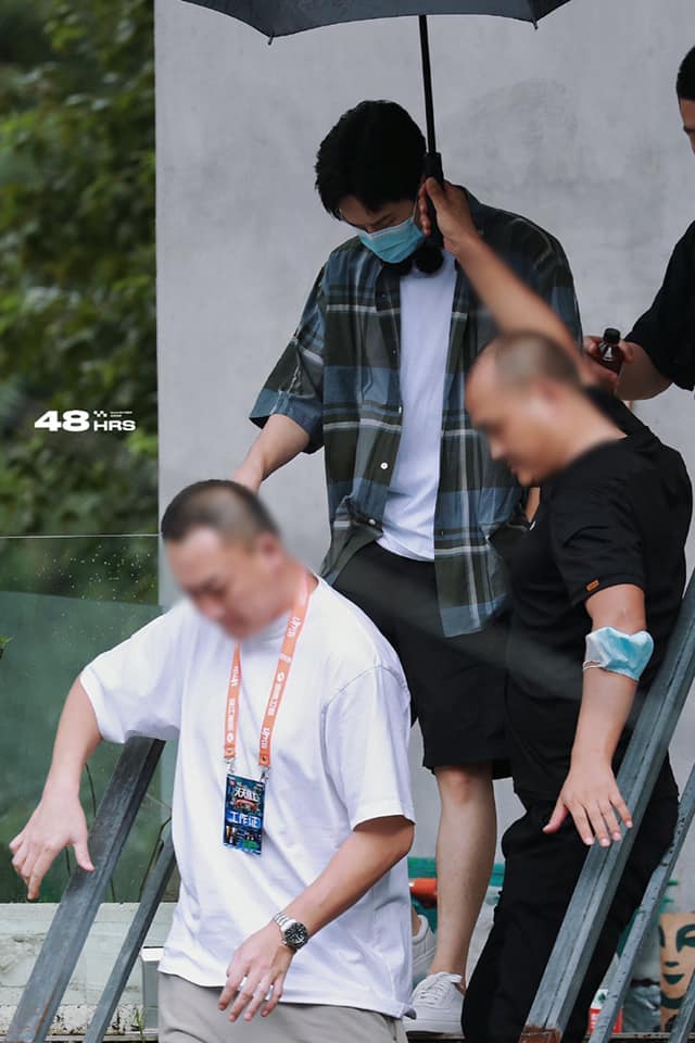 Visual của Vương Nhất Bác điên đảo đến mức khiến staff và fan 'gà bay chó sủa' tại Thiên Thiên Hướng Thượng 1 Visual của Vương Nhất Bác điên đảo đến mức khiến staff và fan 'gà bay chó sủa' tại Thiên Thiên Hướng Thượng 1
