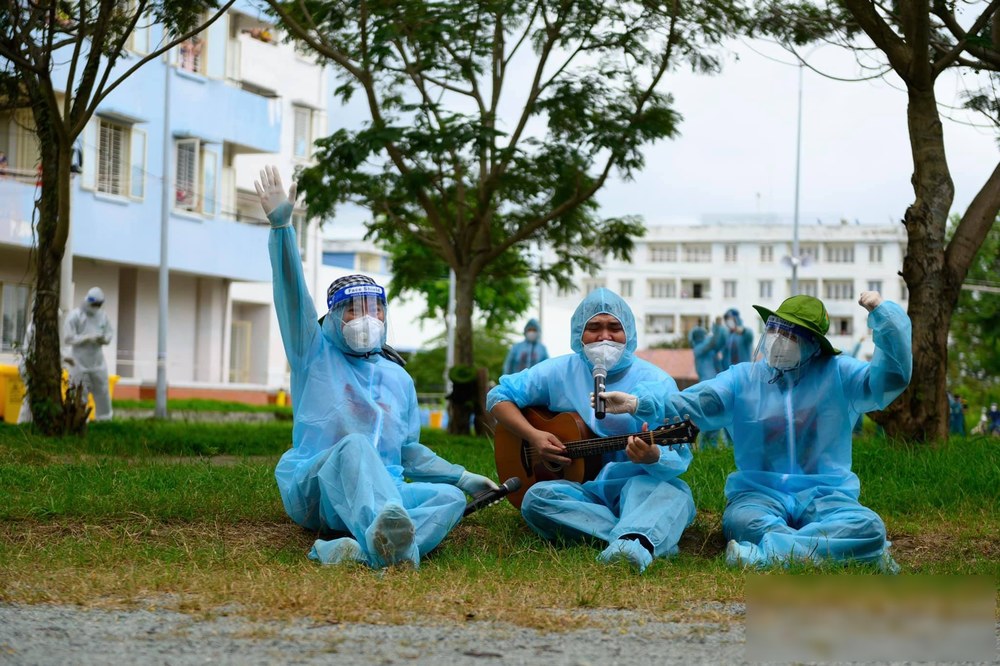Nghẹn đắng hình ảnh sao Việt đứng dưới trời mưa hát tặng bệnh nhân cách ly: Liều thuốc tinh thần vô giá 1