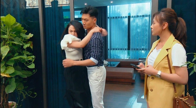 Hương Vị Tình Thân: Nam lộ ảnh lên đồ sang chảnh hết kiếp mặc phèn, còn đeo hẳn nhẫn tình luôn rồi! - Ảnh 5 Hương Vị Tình Thân: Nam lộ ảnh lên đồ sang chảnh hết kiếp mặc phèn, còn đeo hẳn nhẫn tình luôn rồi! - Ảnh 5