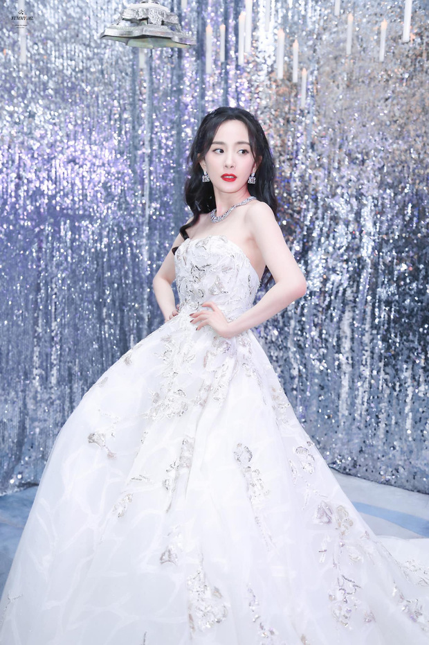 Dương Mịch học bạn thân Angelababy diện váy công chúa khoe ngực
