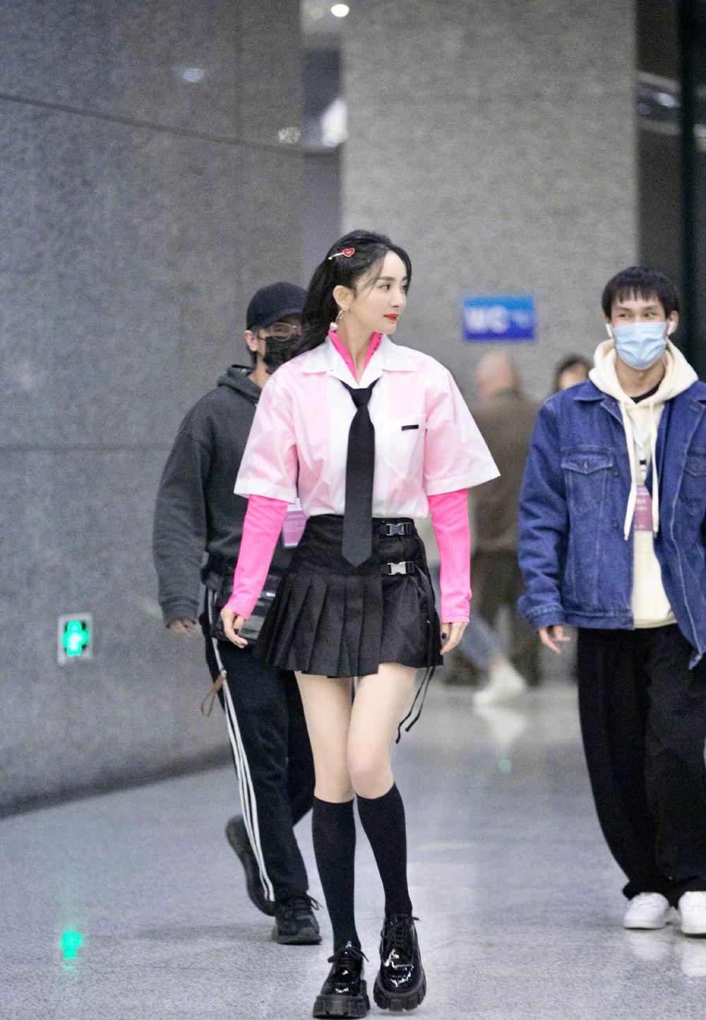 Mỹ nhân Cbiz diện đồng phục học sinh: Dương Mịch như model, Lệ Dĩnh rất thanh xuân vẫn thua trùm cuối - Ảnh 4