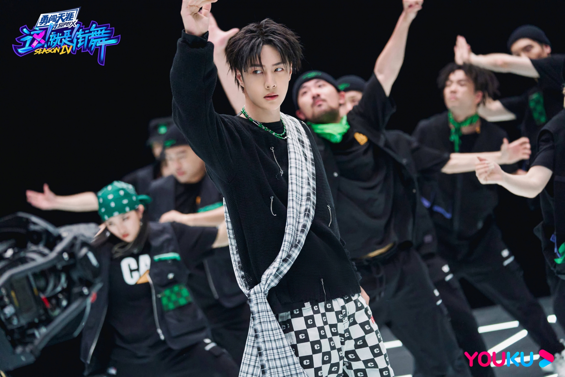 Loạt ảnh siêu 'mlem' của 'báo đen' Vương Nhất Bác tại Street Dance of China 4 6 Loạt ảnh siêu 'mlem' của 'báo đen' Vương Nhất Bác tại Street Dance of China 4 6