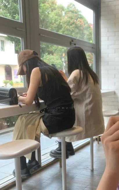 Dương Mịch và bạn thân tại quán kem Dương Mịch và bạn thân tại quán kem