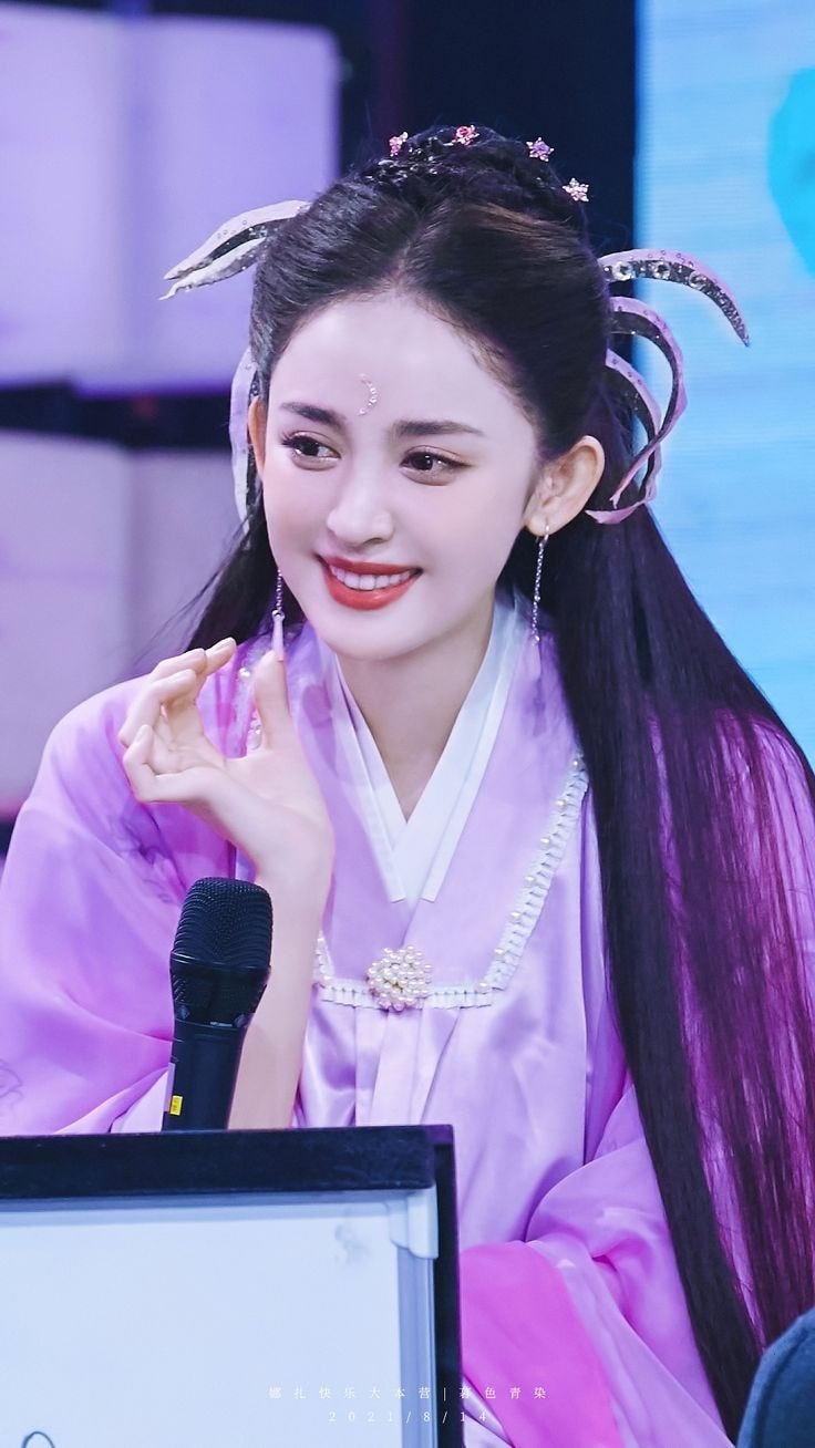 Nụ cười ươm đầy nắng khiến fan boy 'rạo rực'