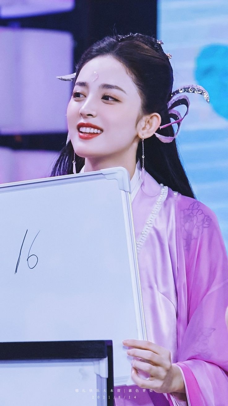 Bộ cổ phục sắc tím nhẹ nhàng, phụ kiện cài tóc, khuyên tai cùng nụ cười tỏa nắng... tất cả mang đến visual 'đỉnh của chóp', giúp Cổ Lực Na Trát toát lên vẻ thần tiên