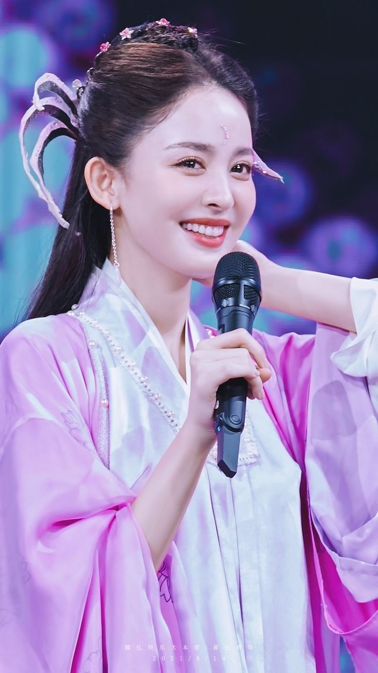 Cổ Lực Na Trát xuất hiện với màn hóa thân thành Chu Chỉ Nhược trong show Happy Cam