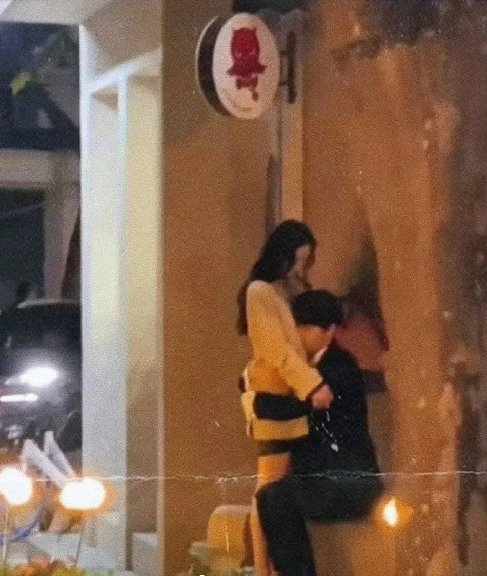 Hứa Khải nũng nịu, ôm ấp Dương Mịch trên phố, 'cẩu lương' chưa bao giờ chất lượng đến vậy!