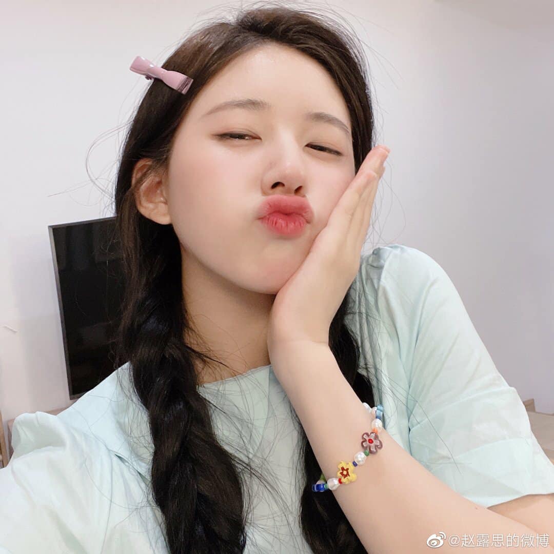 Đứng trước đồn thổi của cư dân mạng, Triệu Lộ Tư vẫn tỏ ra vô cùng bình tĩnh và xử lý khéo léo