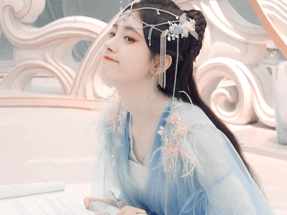 Cúc Tịnh Y khoe visual 'quốc sắc thiên hương' trong Hoa Nhung, nhưng kiểu makeup lại khiến Cnet choáng nặng 3 Cúc Tịnh Y khoe visual 'quốc sắc thiên hương' trong Hoa Nhung, nhưng kiểu makeup lại khiến Cnet choáng nặng 3