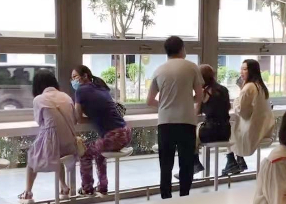 Dương Mịch khá ngạc nhiên, lấy tay che miệng... cô bạn Cat lên tiếng từ chối hộ