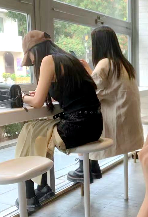 Hình ảnh của Dương Mịch và bạn thân Cat tại một quán kem nổi tiếng