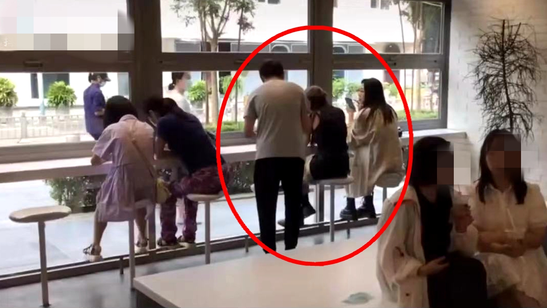 Nam thanh niên không nhận ra Dương Mịch, tiến tới mời cô uống trà sữa