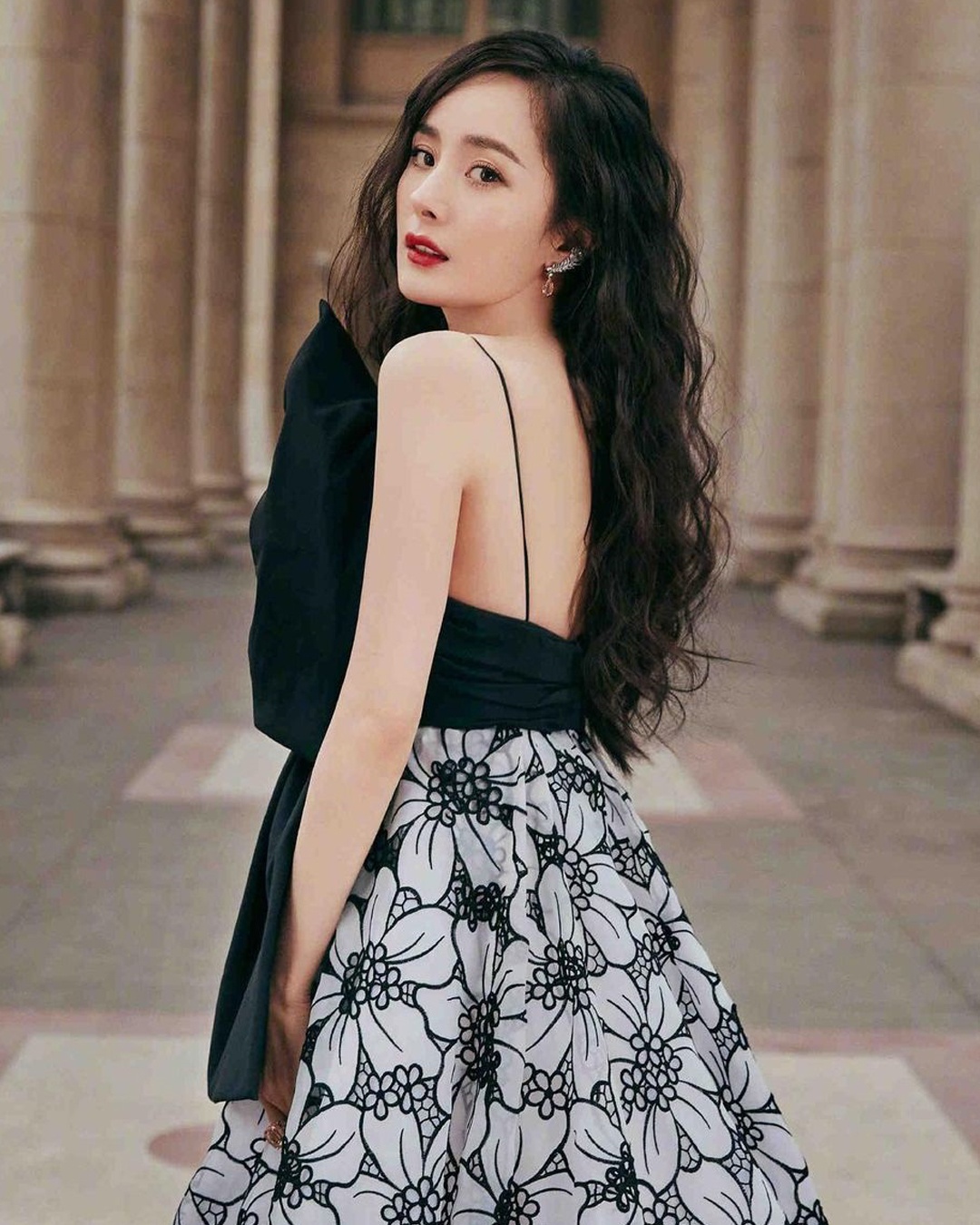 Dương Mịch, Nhiệt Ba và dàn mỹ nhân Hoa ngữ khiến Cnet 'sốc visual' vì tấm lưng trần 'đỉnh của chóp' - Ảnh 1