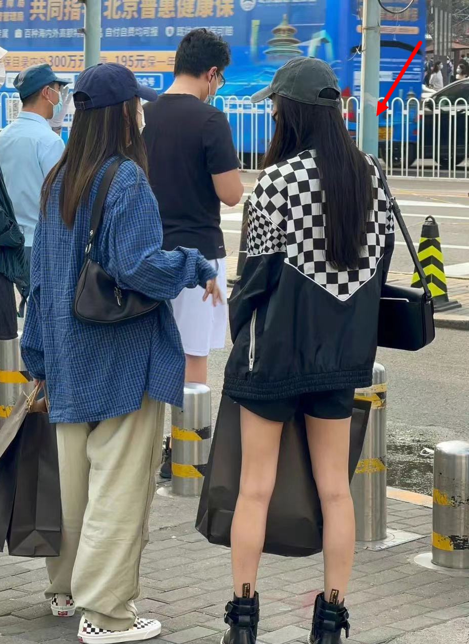 Trong vòng một tháng, Dương Mịch bị bắt gặp đi mua sắm ở Sanlitun, Bắc Kinh vài lần